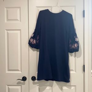 Loft dress with flowers sewn on the sleeves.